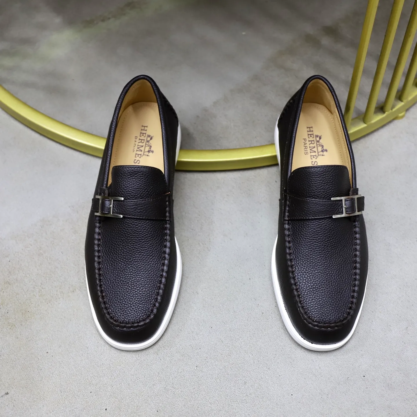 Ex-factory price: 560💰Hermès/Hermès slip-on men's shoes. This shoe is made of imported pebbled cowhide. It has simple and smooth lines and is combined with aerodynamically designed 3CM rubber foam ultra-light soles! Youthful and fashionable, classic H-shaped hardware buckle decoration, calf lining gently wraps the feet, with logo cowhide feet, casual and urban style, highlighting youthful vitality, sports and leisure version, super versatile, code number: 38-39-40-41-42-43-44 standard leather shoe size (45 can be customized but does not support returns)
